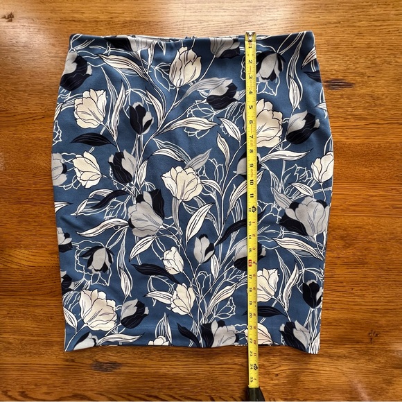 ⭐️ BANANA REPUBLIC Women Stretch Comfy Poly Pencil Skirt Multicolor Floral Sz 10 - Picture 8 of 10